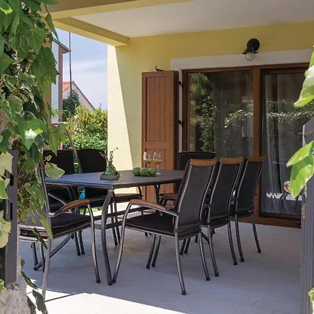 4 Bedroom Gorgeous In Pula