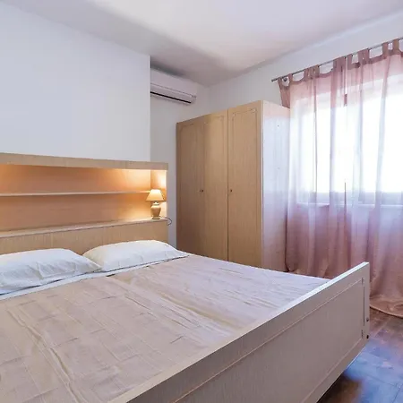 4 Bedroom Gorgeous In Vikendica Pula
