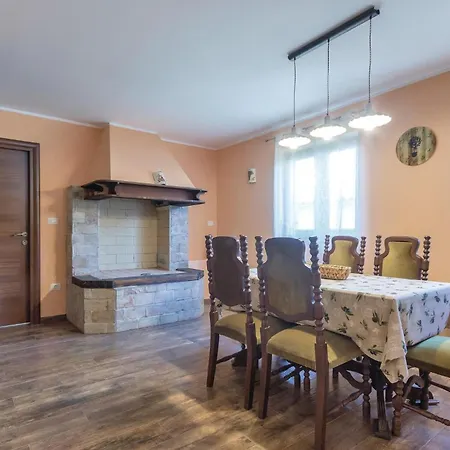 Vikendica 4 Bedroom Gorgeous In Pula